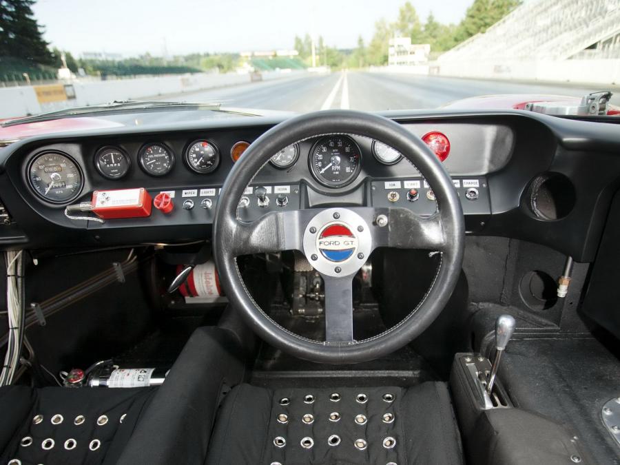  Ford GT40 Race Car 1966 года  (фото 2 из 8)